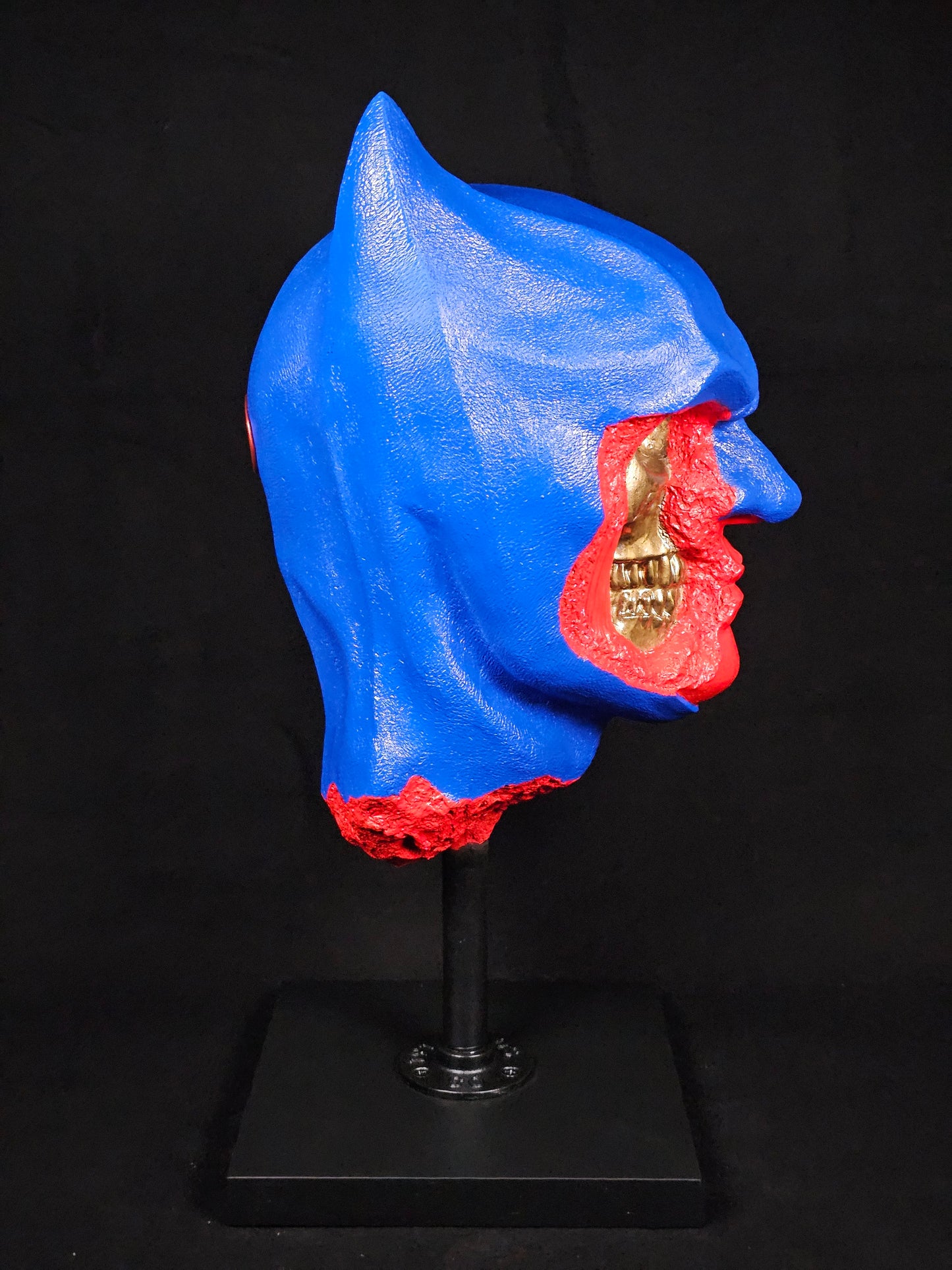 Shadow Knight Heroic Edition – side profile showing blue, red and gold finish
