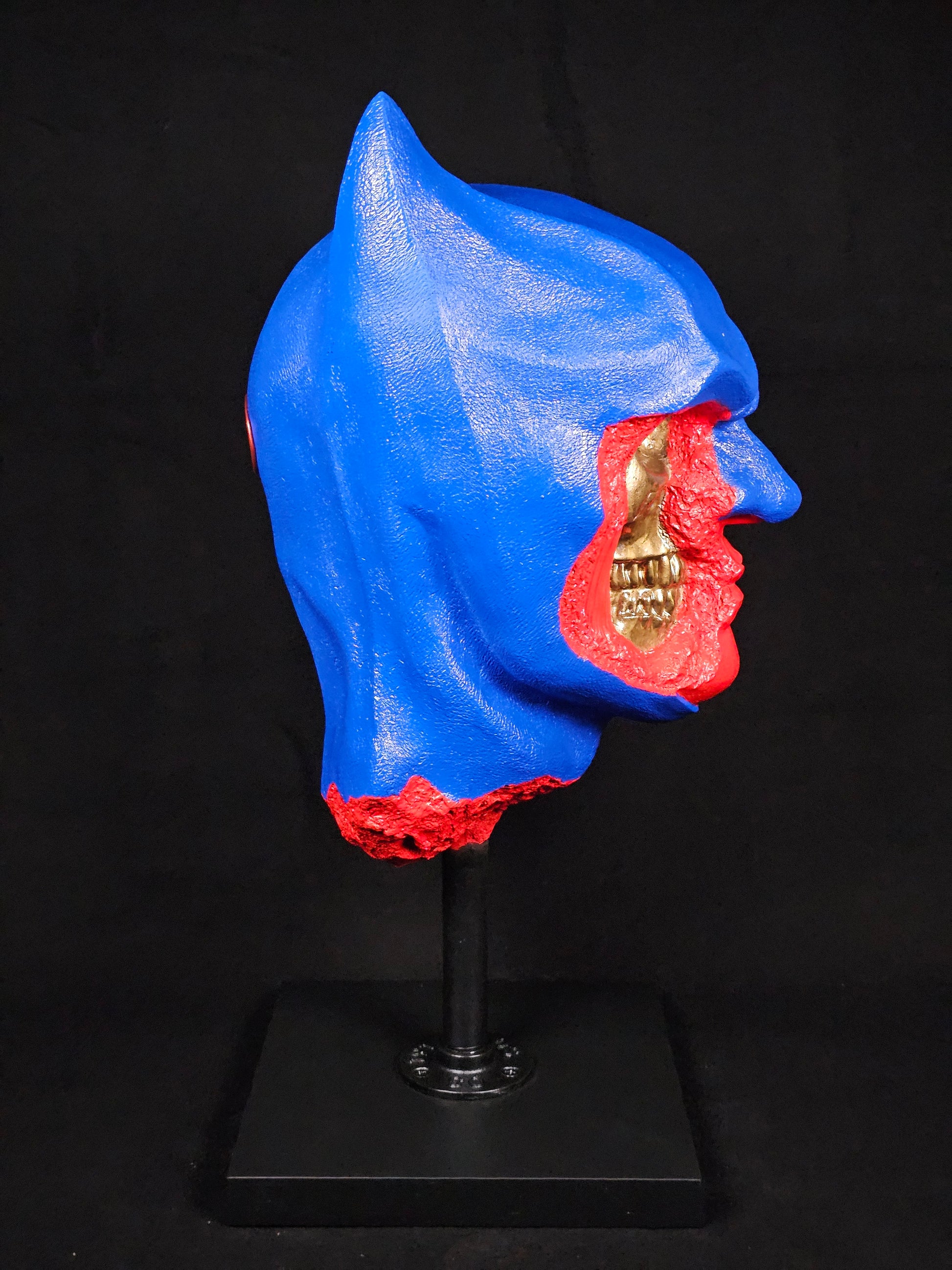 Shadow Knight Heroic Edition – side profile showing blue, red and gold finish
