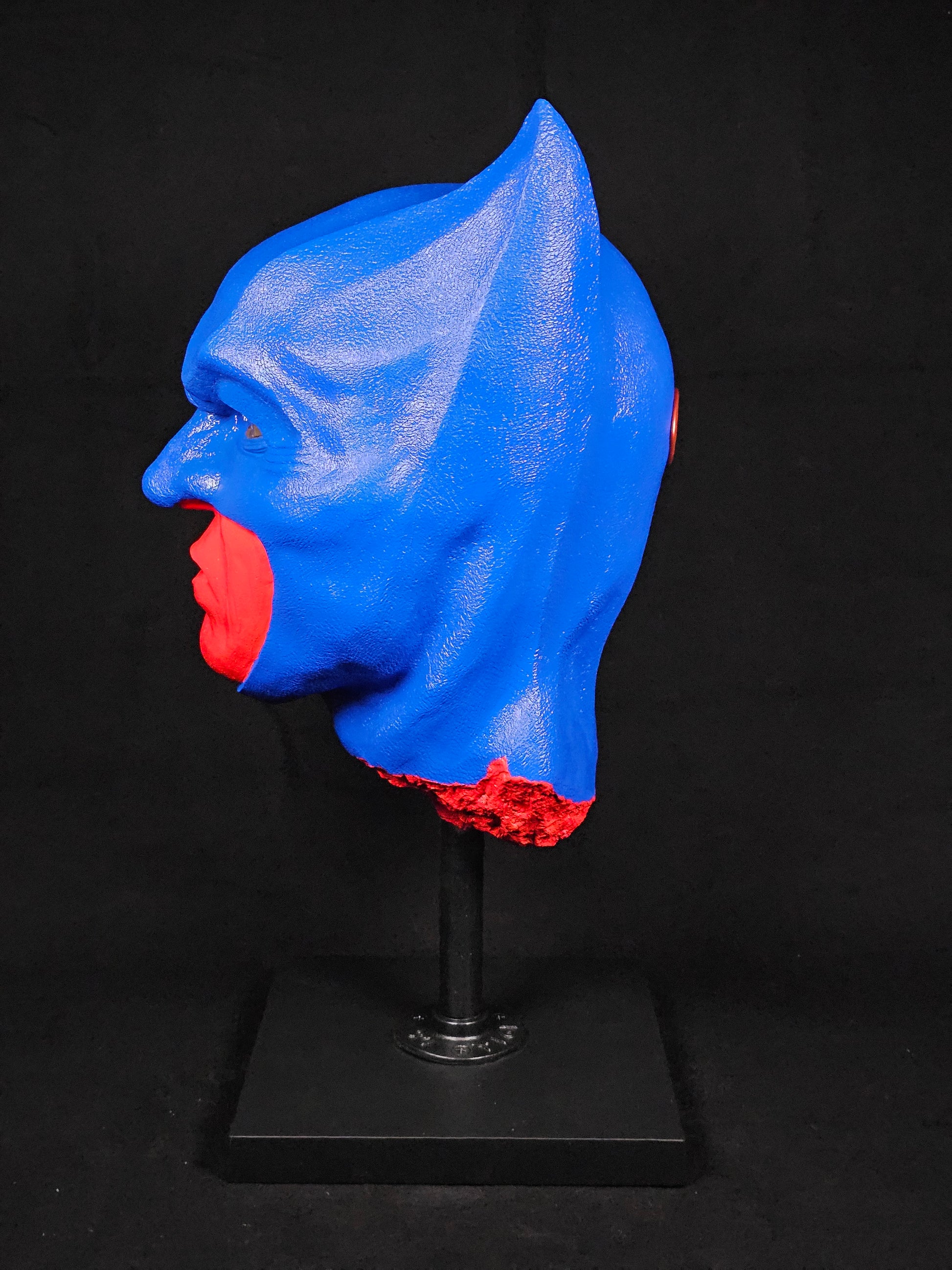 Shadow Knight Heroic Edition – overview shot showing full sculpture with blue, red and gold finish

