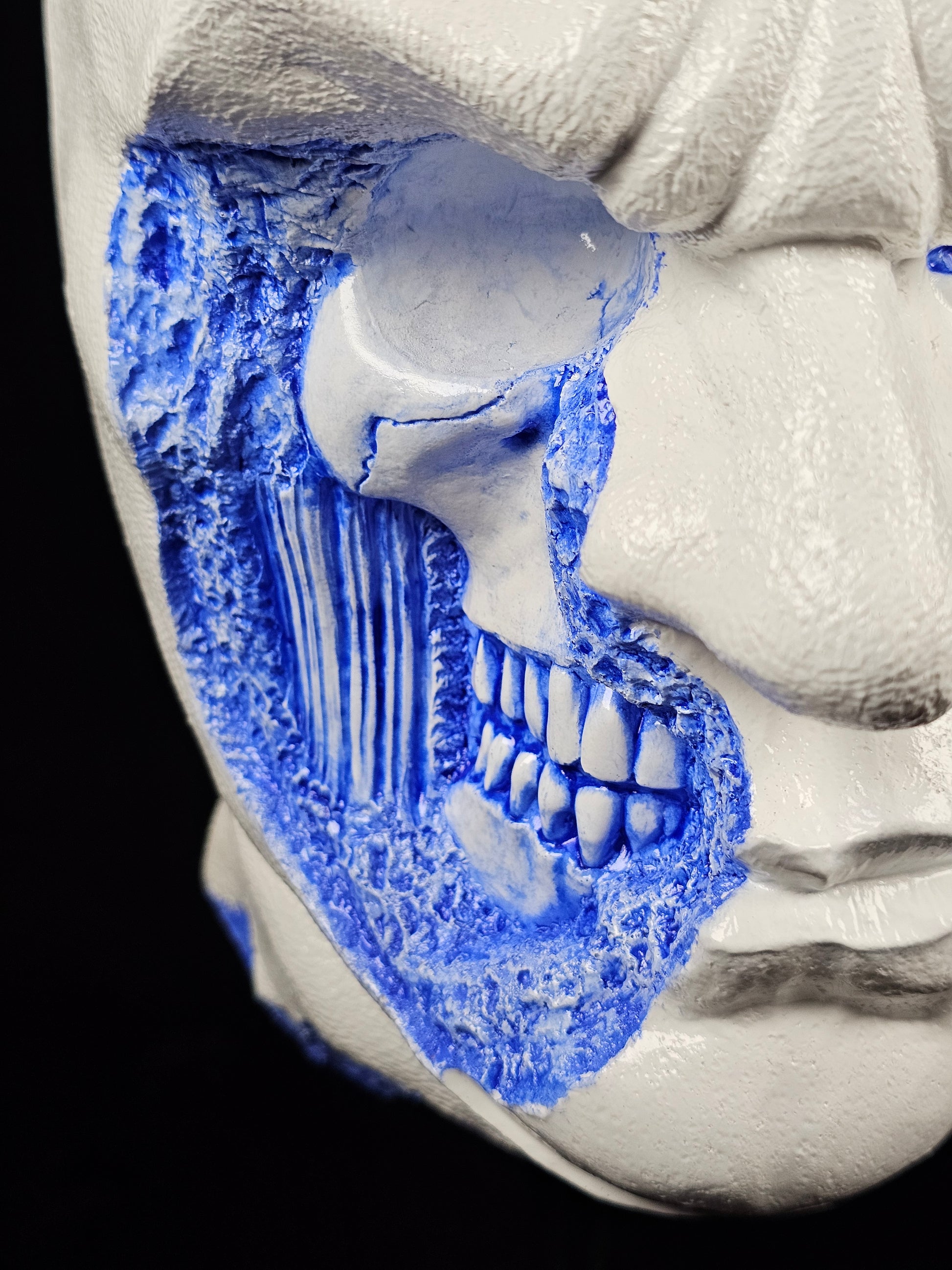 Shadow Knight Delfts Blue – close-up detail of hand-painted Delft blue finish