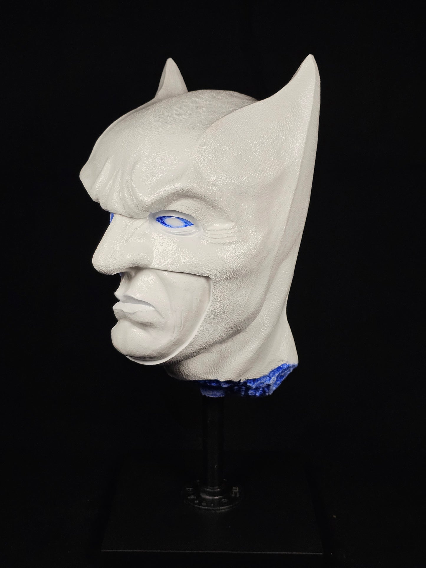 Shadow Knight Delfts Blue – 45° right view, hand-painted polymer gypsum sculpture with Delft blue finish