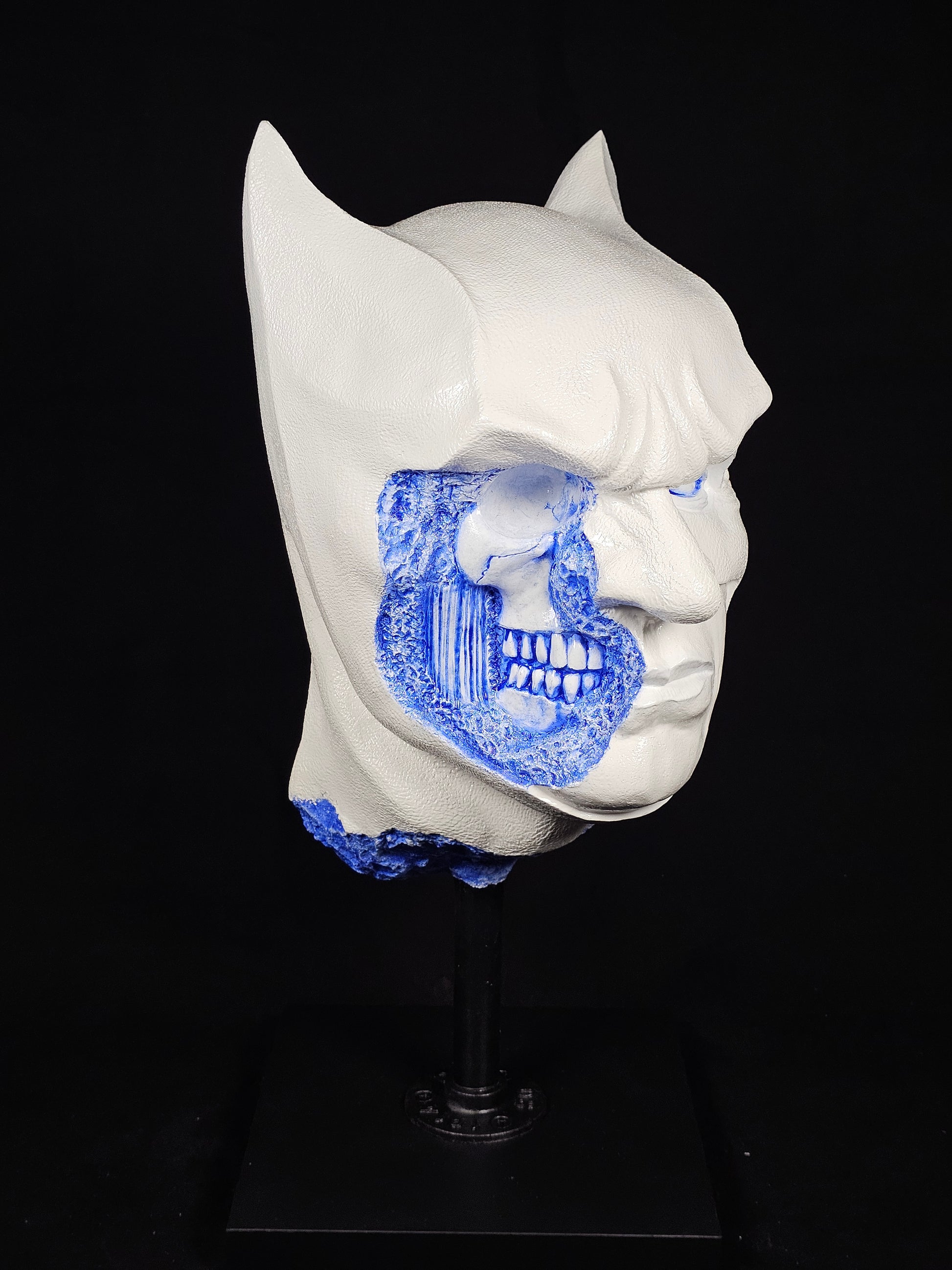 Shadow Knight Delfts Blue – 45° left view, hand-painted polymer gypsum sculpture with Delft blue finish