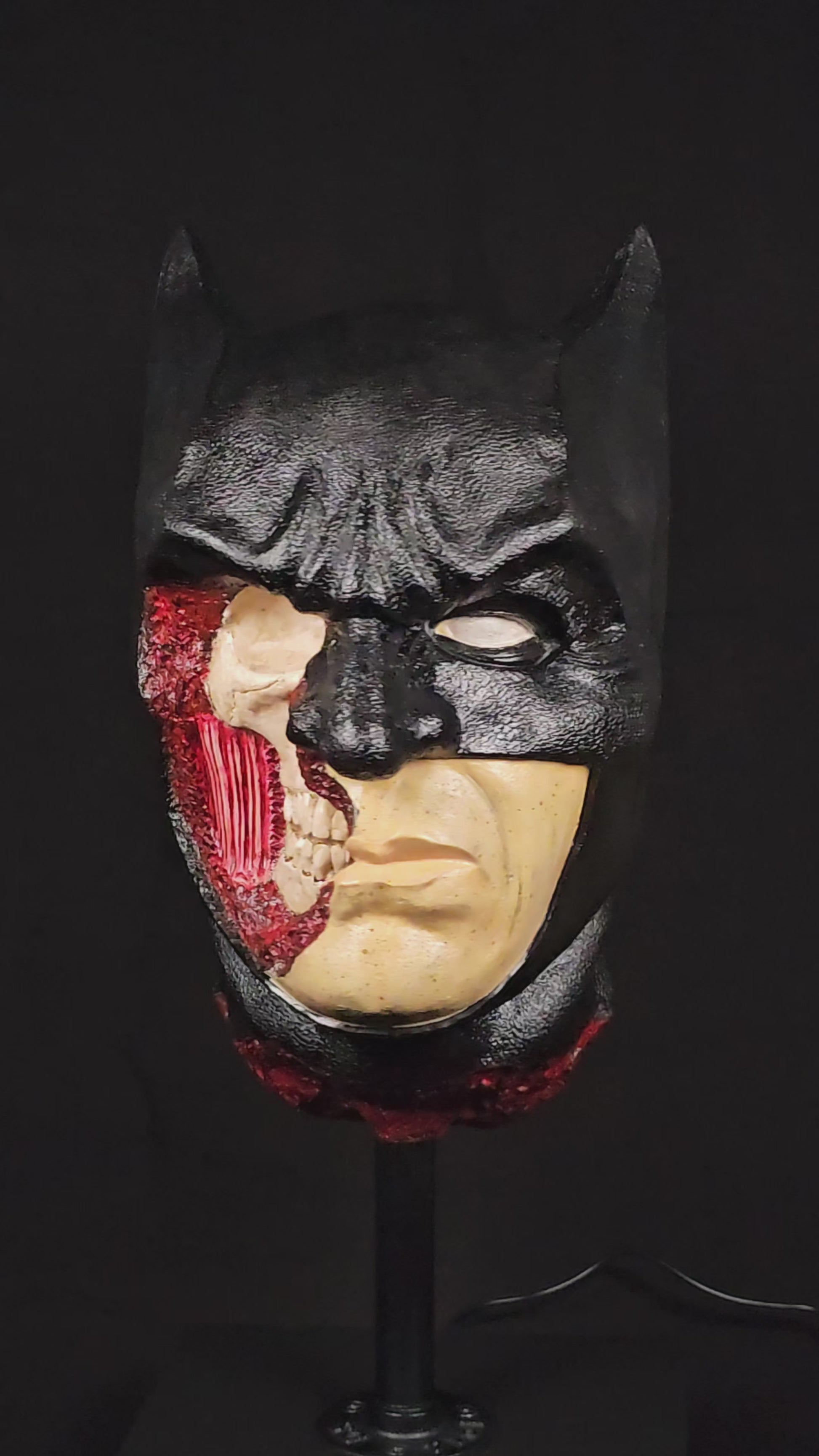 Shadow Knight rotating view – 360 degree video, batman-inspired skull sculpture by House of Wit
